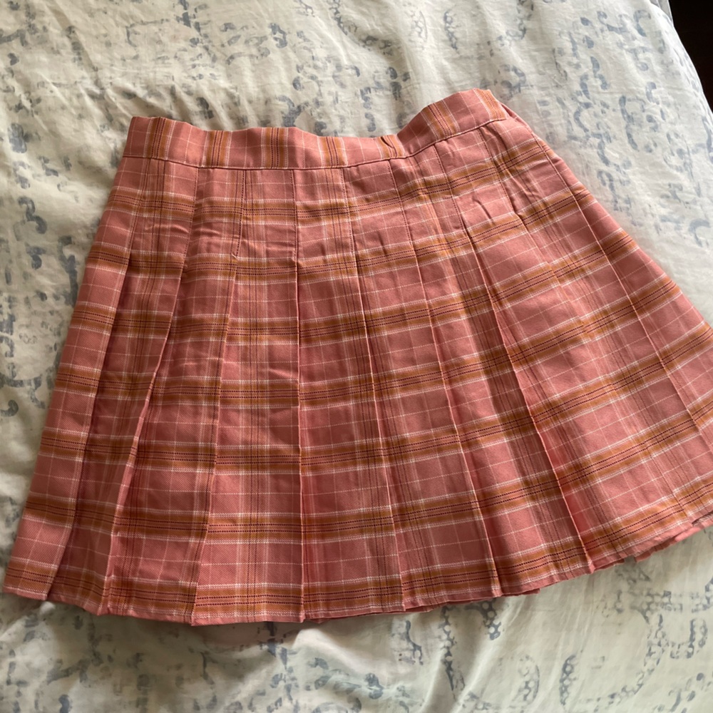 Pink pleated plaid skirt